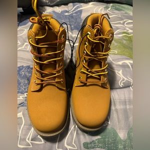New Eddie Bauer kids boots, size 1.